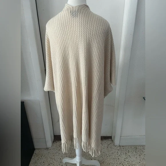 Steve Madden Knit Women's poncho/shawl - Picture 3 of 6